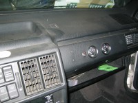 ohne &quot;Conlog-WFS&quot; passen exakt drei Rundinstrumente<br /> links vom Handschuhfachschloss rein