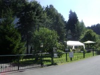 Frontansicht der Einfahrt und der Pension selbst