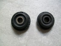 Gummilager Stabi an QL<br />links C4, rechts Typ 44. Das Lager vom C4 ist etwa 6mm grösser im Durchmesser - sowohl aussen, als auch im Bereich des Konus (siehe nächstes Bild)