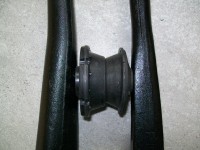 Beide Lager gegenüber - Das Lager vom C4 (links) hat einen deutlich dickeren Rand und eine etwas andere Position der inneren Metallhülse - fest verschraubt stossen die Metallhülsen aneinander und das Lager ist vorgespannt.