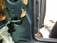 Läuft in der A-Säule nach unten, geht hinter der Kabeldurchführung nach aussen