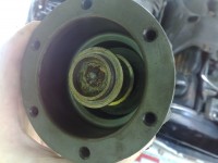 man sieht schön wo die schraube festgeschweißt ist und wie weit der &quot;federteller&quot; in richtung membrane gedreht ist (bis zum rand!).