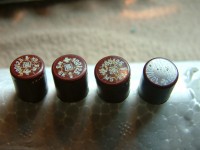 Elkos mit Rissen und austretenem Elektrolyten