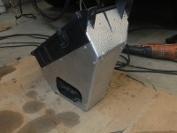 Das war mal ein C4 V6 Luftfilterkasten, er wurde im unteren Bereich gekürzt und komplett mit Alu Hitzeschutzblechen verkleidet und so die in meinen Augen optimale Form hergestellt.