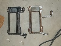 Ölkühlerhalter sind das, aber nicht die gleichen! der rechte ist original, der linke von mir umgeändert. Mittlerweile sandgestrahlt, der Sandstrahler hat danach noch verzinkt, und ich lackiert. Mehr davon weiter unten. Doch jetzt sieht man gleich weswegen die Bodenplatte des Lufikastens ein Loch bekommen hat...