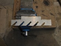 Was wird denn das!? Kleiner Tip, der NF hat nur einen Klopfsensor, Lambda und deren Heizung. Der 7A hat zusätzlich noch einen zweiten Klopfsensor, OT-Sensor und den Drehzahlsensor. Also wohin damit? Die Kabellänge der Stecker gibt nicht allzuviel her und unter keinen Umständen wollte ich sämtliche Kabel verlängern. Also Papier und Stift, ein wenig Zeit investiert und das Rohteil mit der Flex erst mal grob aus 2mm Edelstahlblech herausgearbeitet...