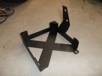 Das ist das Endprodukt. Es ist ein Steuergeräthalter aus 3mm starken Stahl den ich so passgenau gefertigt habe, dass das Steuergerät nicht mal einen halben mm wackeln kann wenn es erstmal in diese Konsole eingeschoben wurde. Das Hitachi Steuergerät hat an einer Ecke unten eine Lasche, die gibt es genau an dieser STelle an meiner Konsole auch. Also Einschieben, festschrauben - gut, ohne wackeln ohne quetschen.<br />Ich musste sehr viel stückeln, da ich kein 3mm Stahlblech mehr hatte, so habe ich aus der einen Platte 3 4cm breite Streifen geschnitten und zu dem &quot;X&quot; zusammengeschweisst, das Boden&quot;X&quot; alleine besteht aus 5 Einzelblechen... Aber genug gelabert jetzt.