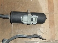 Hier sieht man den Aktivkohlebehälter und dessen Halter, der bereits von der Strebe losgebohrt wurde.