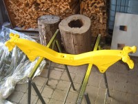 Sangestrahlt , grundiert , lackiert . Diese Farbe hatte mein Scirocco 1 TSI Bj.1975 .