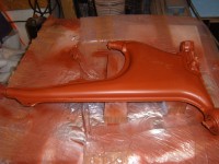 Den Bitumen mit der Gasflamme abgebrennt und mit der Spachtle und Stechbeitel + Drahtschleiferaufsatz gereinigt , anschließend sandgestrahlt , grundiert .