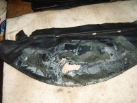 Der Vorbesitzer hatte Panzerband aufgeklebt , dadurch ging beim Abziehen der Lederlack mit ab .