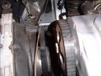 genau dieser Punkt stand oben , als ich die Abdeckung zur Seite biegte , sonst hätte ich erst bei 240tkm einen Wechsel gemacht .