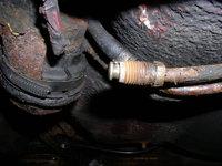 der vernuckelte Anschluß an der langen Kraftstoffleitung