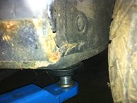 Ebenfalls seltsame Spuren an der hinteren Radhauskante recht.