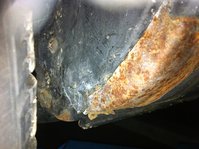 Seltsame Spuren an der Radhauskante links.