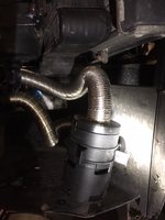 Den Ansaugschnorchel hab ich an der Luftführung befestigt, damit der nicht rumschlackern kann. Ohne Kondensator war das alles etwas anders (großzügiger) verlegt.