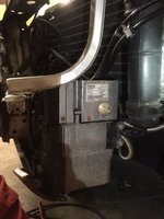 Hier sieht man was ich meine: der Klemmhalter der SH steht sehr nah am Druckdämpfer der Klima. Da war einiges an ausprobieren und ausrichten notwendig um akzeptable Abstände zu erzielen, zumal die ich die SH damals fast blind reingefriemelt hatte wo alles verbaut war (Kotis/Scheinwerfer/Stoßstange).