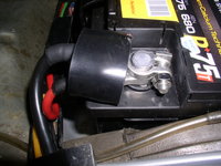 Zusätzlich noch eine 5mm starke Gummiisolierung, da die neue Klemme mehr Raum unter der Rücksitzbank beansprucht