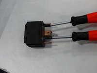 Mit dem Schraubendreher aufhebeln