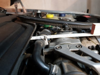 Audi 200 Motor Höhenstand hinten.jpg