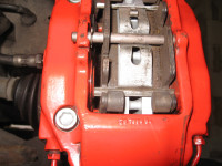 Hier das Problem: Innen ist noch (viel) Luft zwischen Bremsbelag und den Kolben, während die äußeren Beläge bereits anliegen.