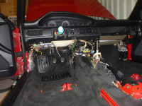 Mittelkonsole, Handschuhfach und Ablage unter Lenkrad ausgebaut