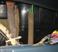 Anti Rattle Tube für Lautsprecherkabel unter Armaturenbrett