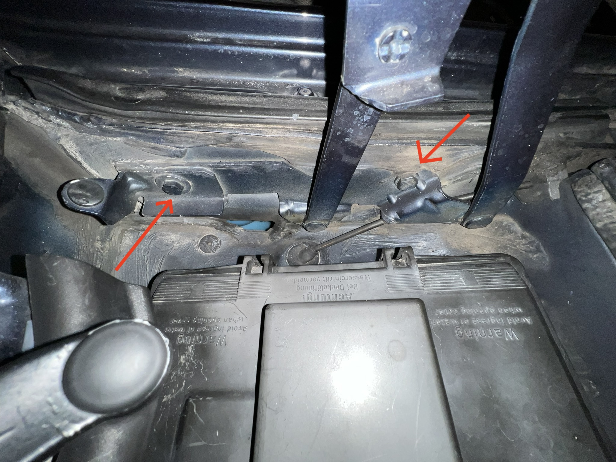 Audi 200 - Motorhaube Scharnier Links.JPEG