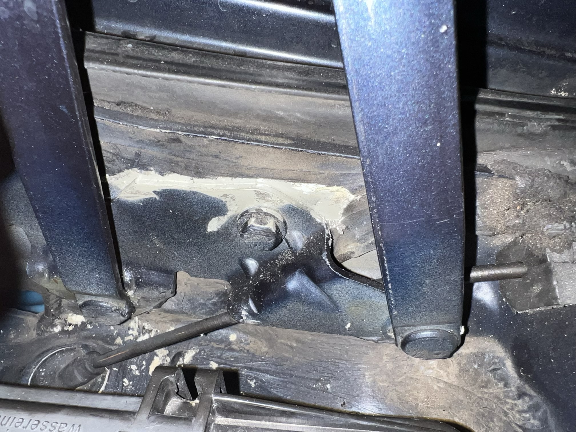 Audi 200 - Motorhaube-Scharnier-Links-Sauber.jpg