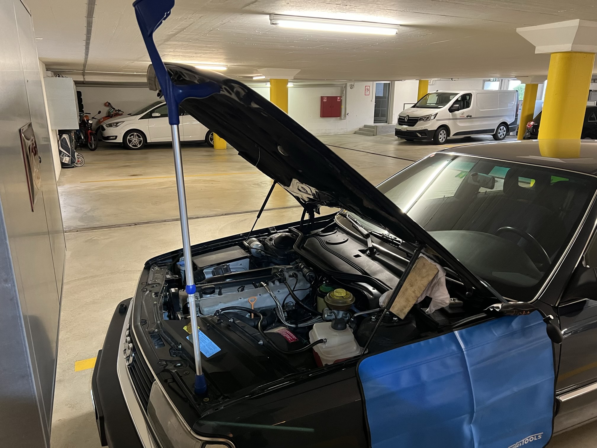 Audi 200 - Motorhaube-Scharnier-Links-Tool1.jpg