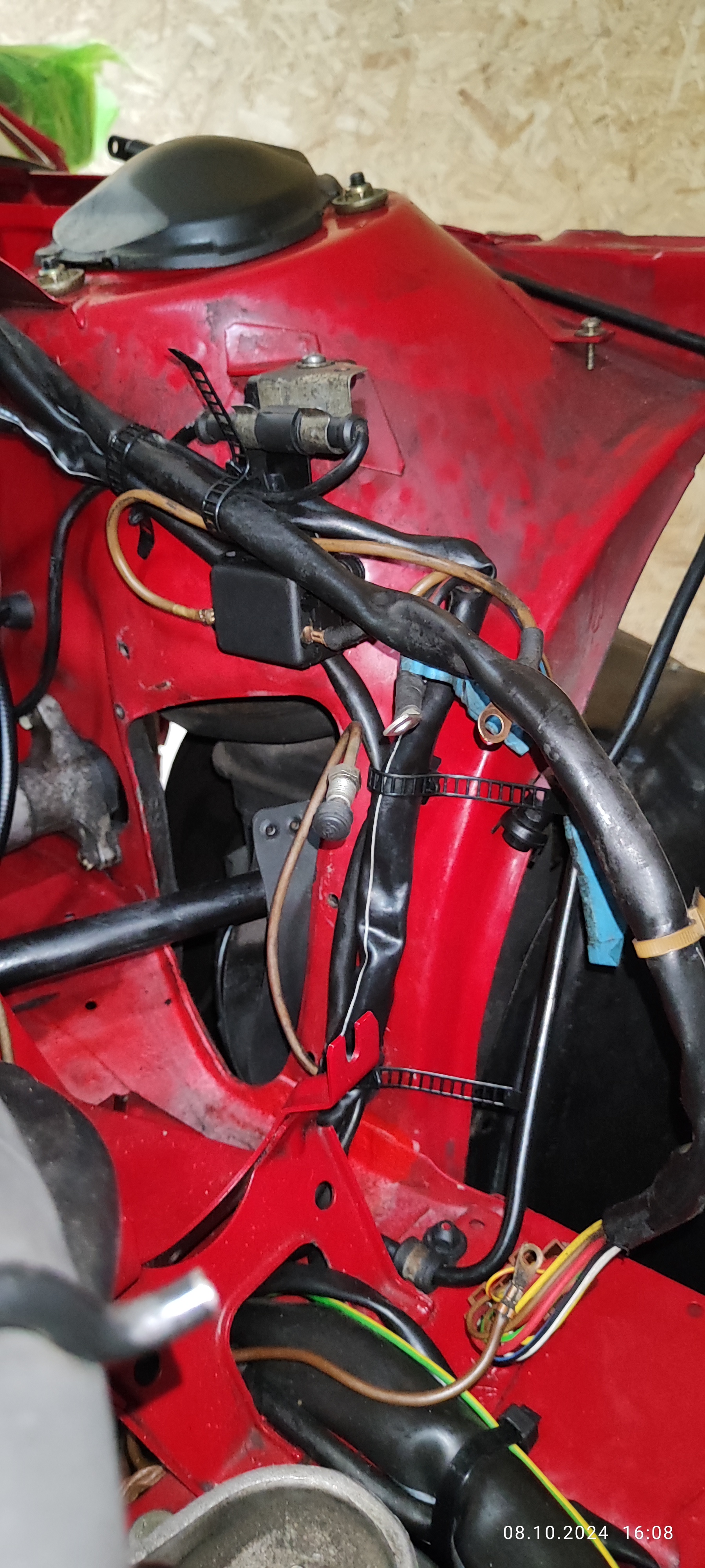 Zusatzsicherung 500W Lüfter, Leitungssatz in diesem Bereich final positioniert