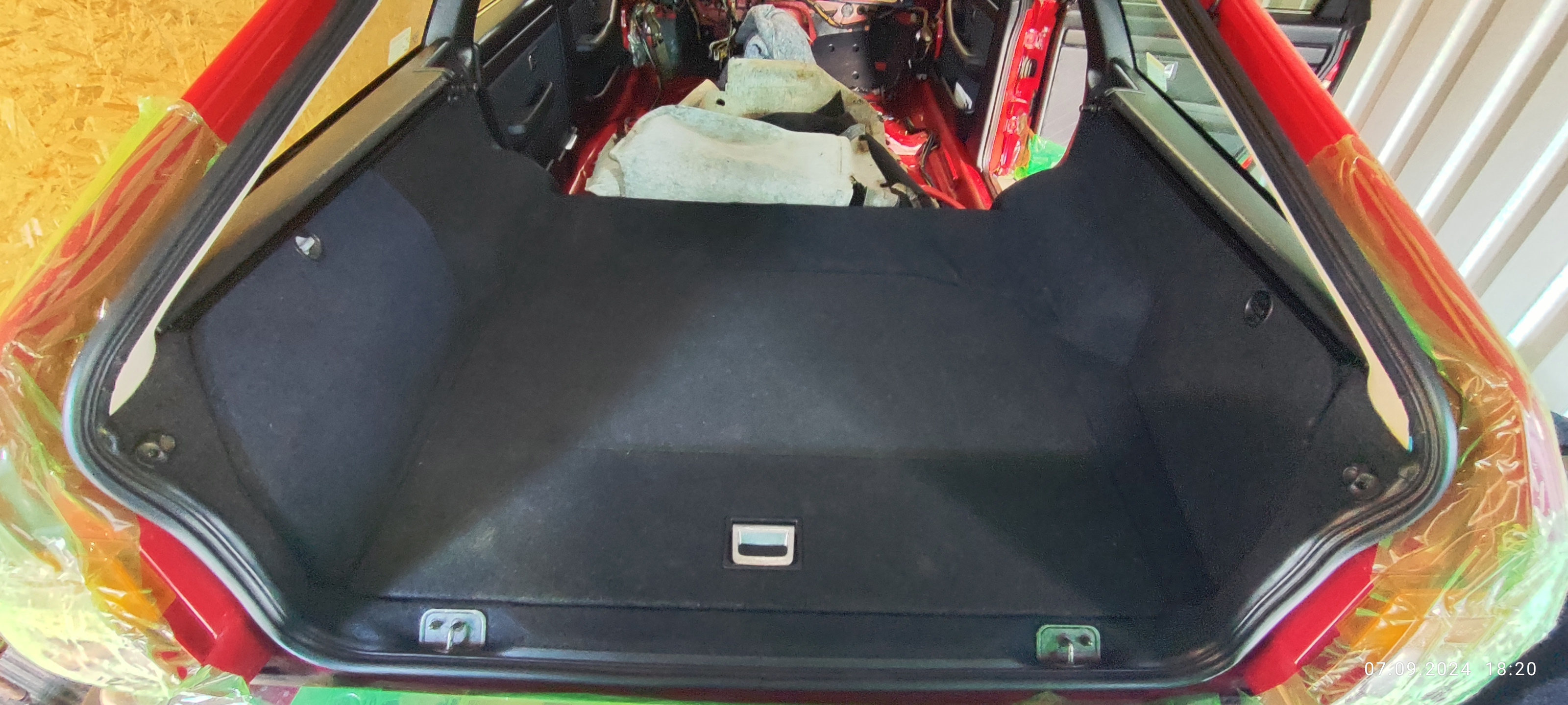 Nachrüstung ebener Ladeboden fertiggestellt (linke Klappe ist inzwischen auch schwarz)