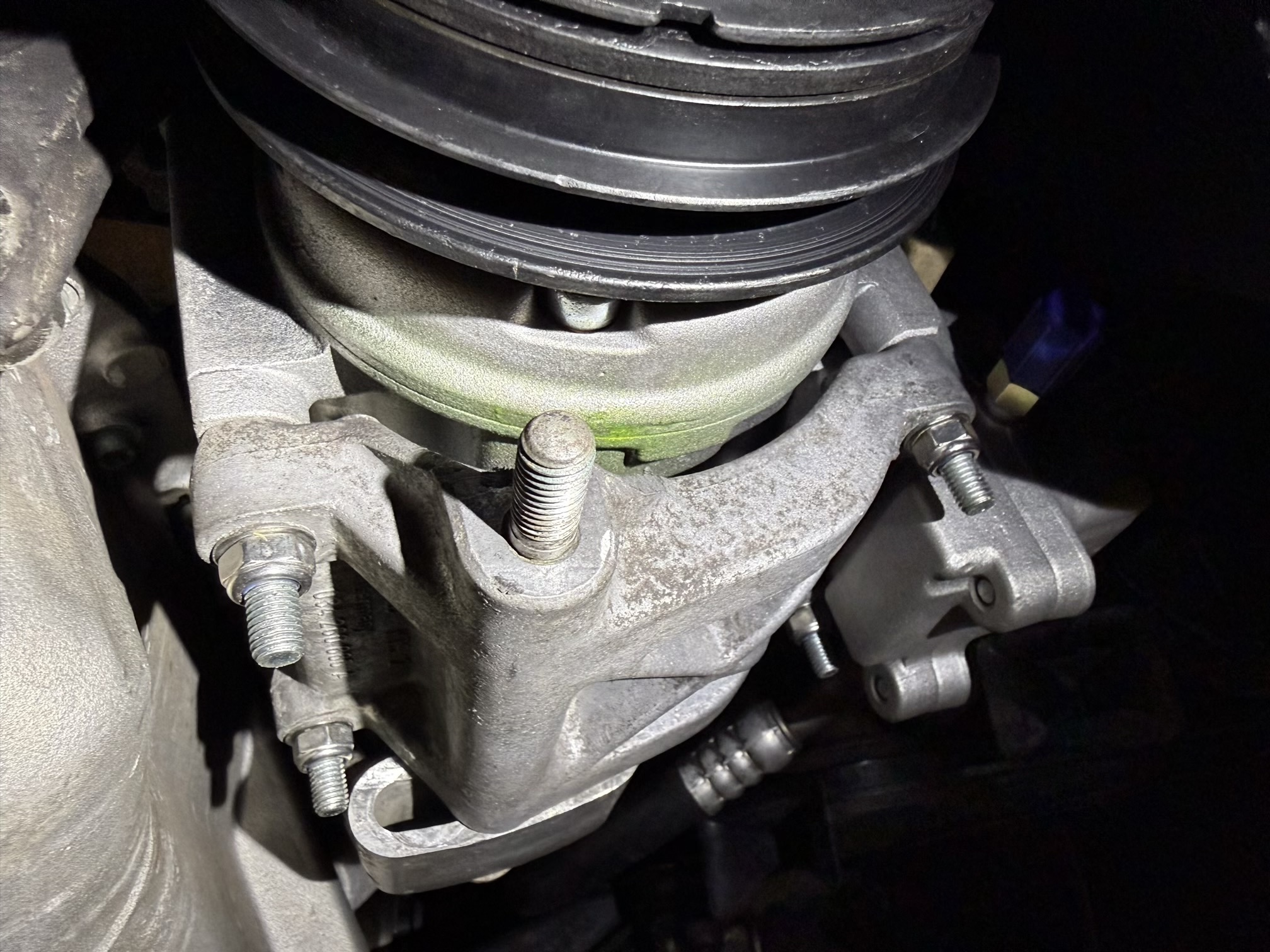 Audi 200 - KlimaKompressor leck - Januar 2025.jpg