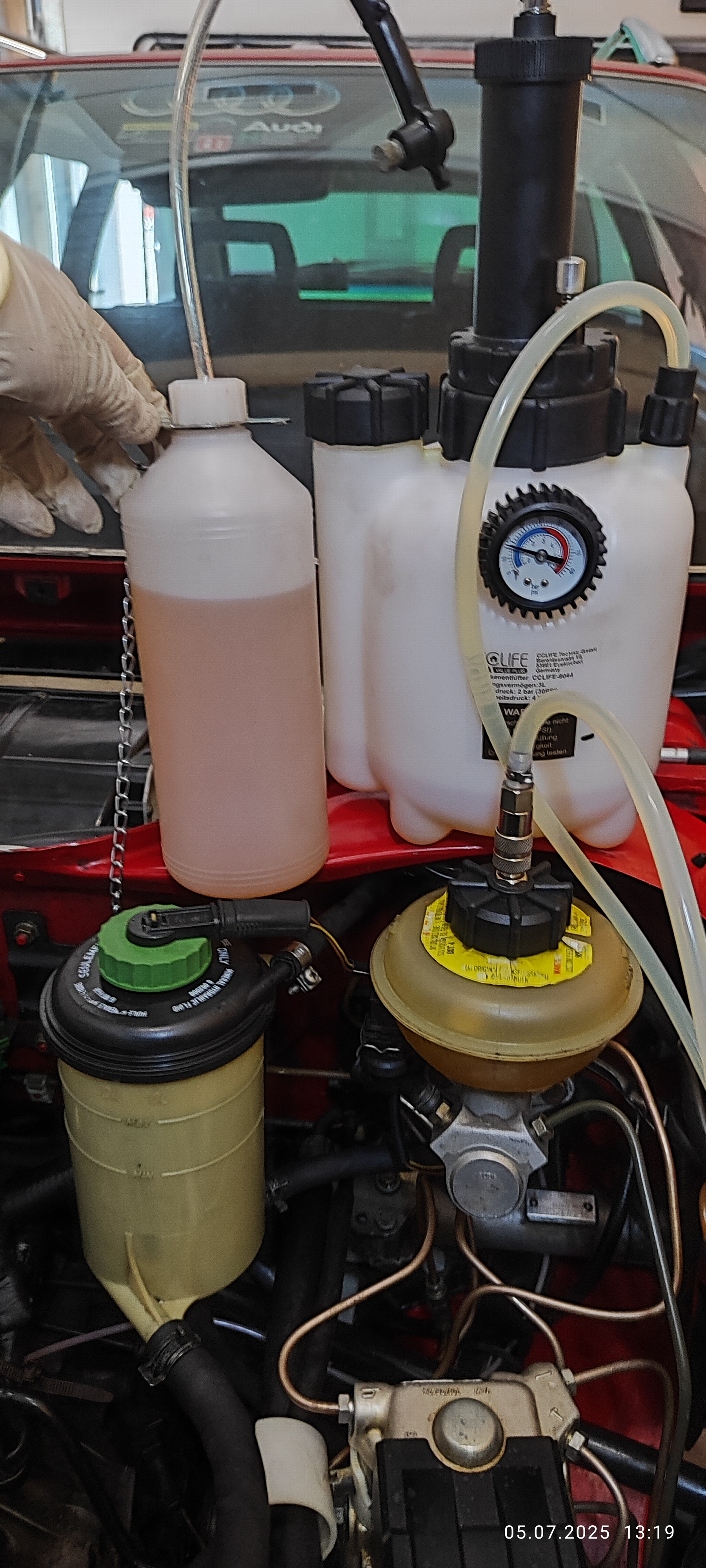 Bremse nochmal entlüften. Für neuen Hydraulik-Rücklaufschlach musste der HBZ wieder raus.
