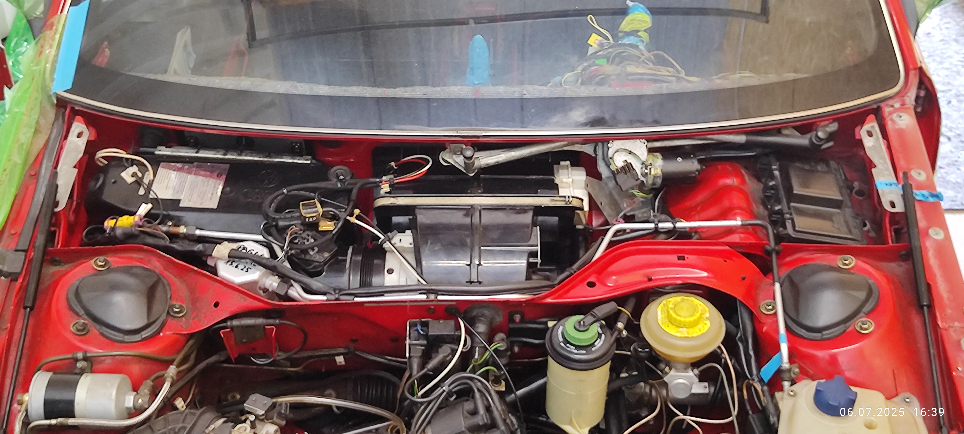 Wasserkasten fertiggestellt, Leitungen geschlossen, Kabel verlegt...