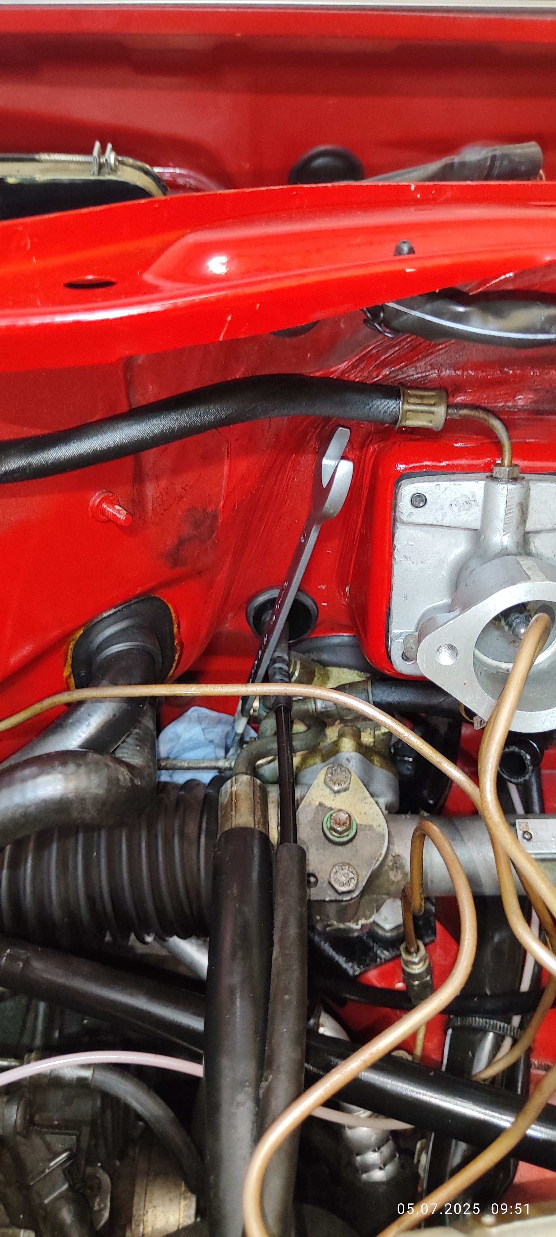 lösen der Rücklaufleitung nur mit leicht gekröpftem Ringschlüssel und Platz machen (Ausbau HBZ) möglich