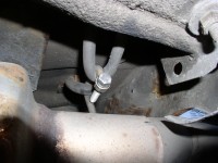 Das ist der Modifiziert Halter. Damit sich keins der Gummis lösen kann, wurden sie mit einer VA-Schrauben (eingesperrt).<br />Dies entspricht auch mehr der orignal Halterung, wie sie von Audi gebaut wurde.