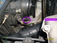 schwarzer Rundstecker NSW im Motorraum